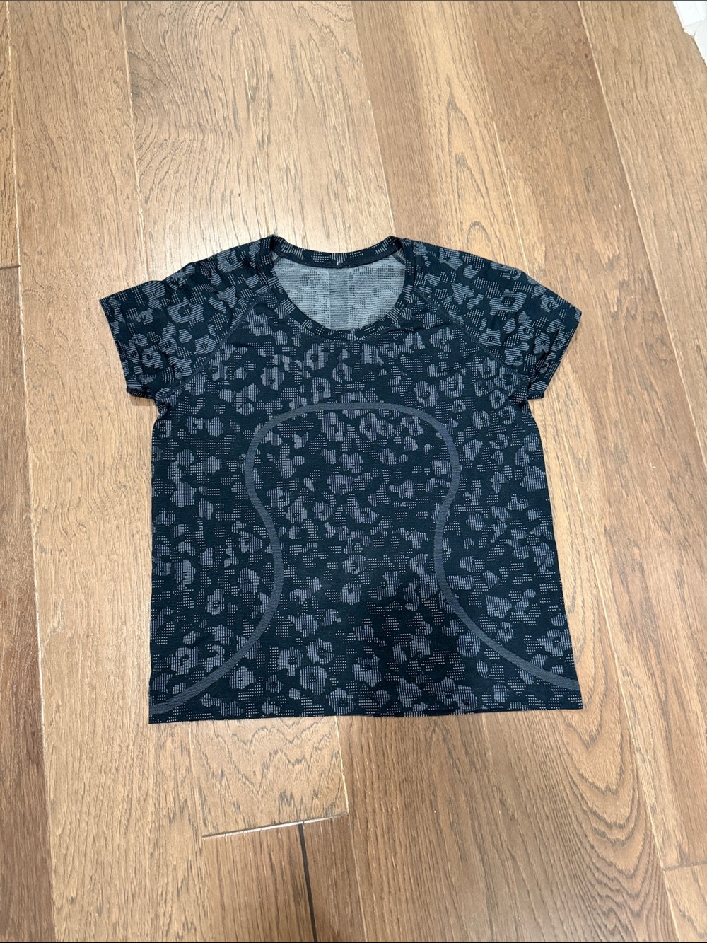 lululemon athletica Women's Swiftly tech Floral/cheetah Tee - Navy & Charcoal